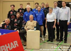 Ehrenpr&auml;sident Arnold Beginn im Kreise der beiden Teams und den Schiedsrichtern