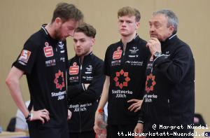 Miro Broda, Laurens Devos und Kas van Oost beraten Robin Devos (J&uuml;lich)