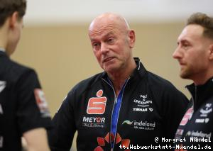 Guido Dickmeis und Marc Preuss beraten Manuel Prohaska (J&uuml;lich)