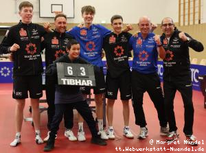 Das erfolgreiche Team: Barry Berben, Marc Preuss, Manuel Prohaska, Johann Mahl, Trainer Guido Dickmeis, Team-Chef Andreas Mahl und Jonah mit dem Endergebnis auf der Z&auml;hltafel (v.l.n.r.)