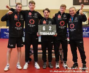 Das siegreiche Team: Robin Devos, Barry Berben, Kas van Oost, Laurens Devos, Trainer Miro Broda (v.l.n.r.)