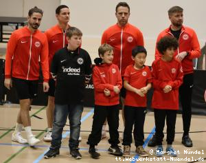 Team Frankfurt: Dennis Dickhardt, Jens Schabacker, J&ouml;rg Schlichter, Luka Fucec mit Einlauf-Kindern (v.l.n.r.)